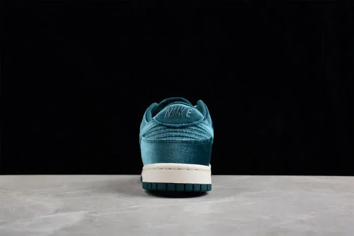 Nike Dunk Low "Green Velvet" Dz5224-300, alternate view