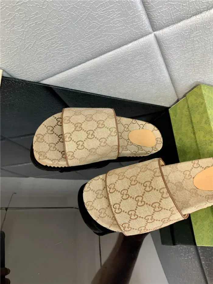 Gui Sandal