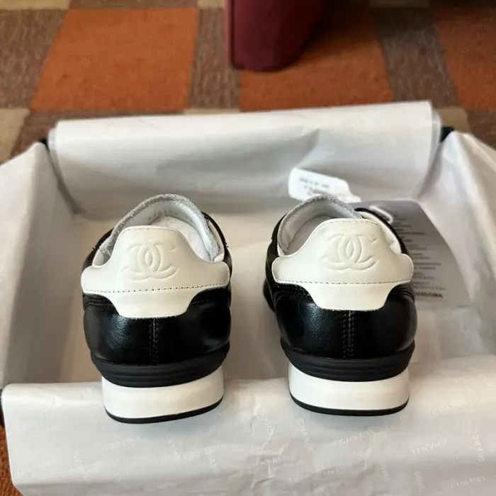 Cn Sneaker, alternate view