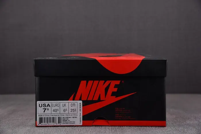 Air Jordan 1 Retro High Og Chicago Red 555088-101, alternate view