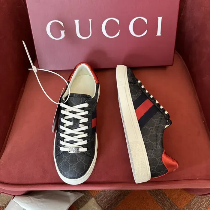 Gui Sneaker, alternate view