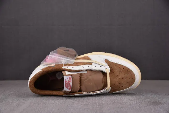 Travis Scott X Air Jordan 1 Low “Sail/Shy Pink” Dm7866-106, alternate view