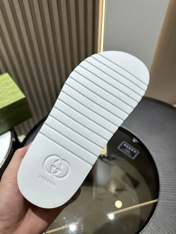 Gui Sandal, alternate view